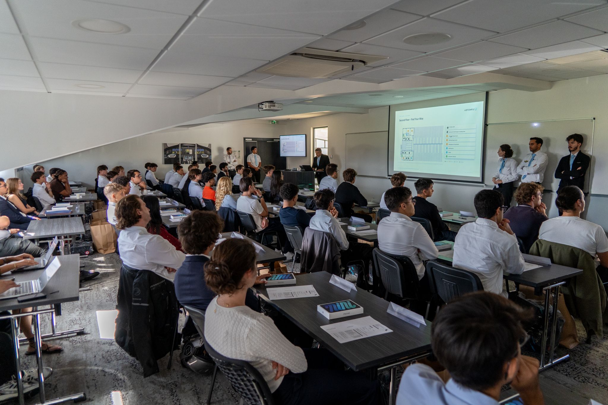 Briefing d’accueil des nouveaux élèves pilotes en salle de cours à l’école de pilotage Astonfly