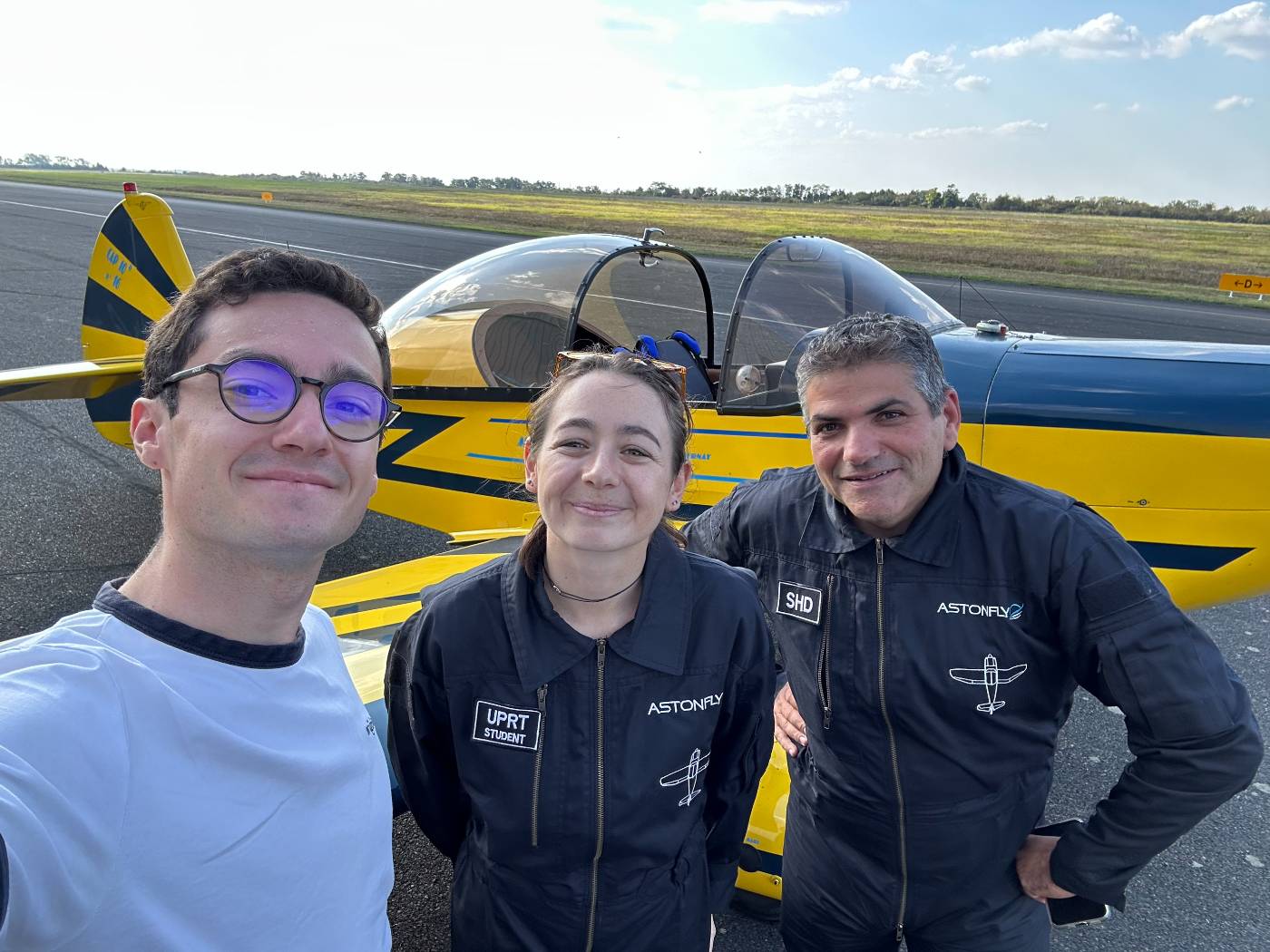 Élève et instructeur Astonfly avant une séance UPRT sur Mudry Cap 10