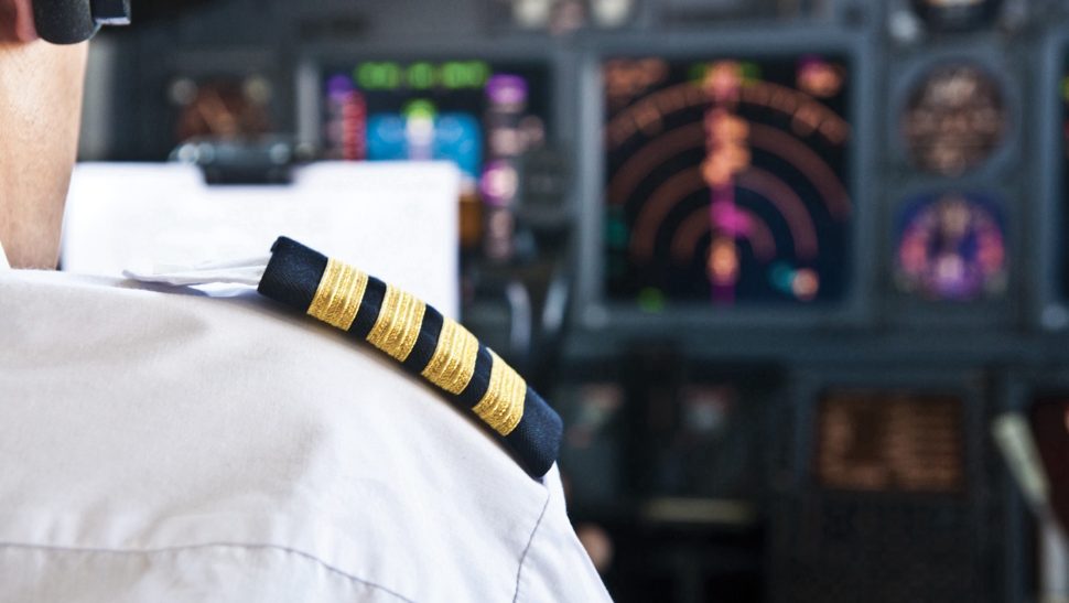 Élève pilote Astonfly en préparation de vol sur le campus de Toussus-le-Noble