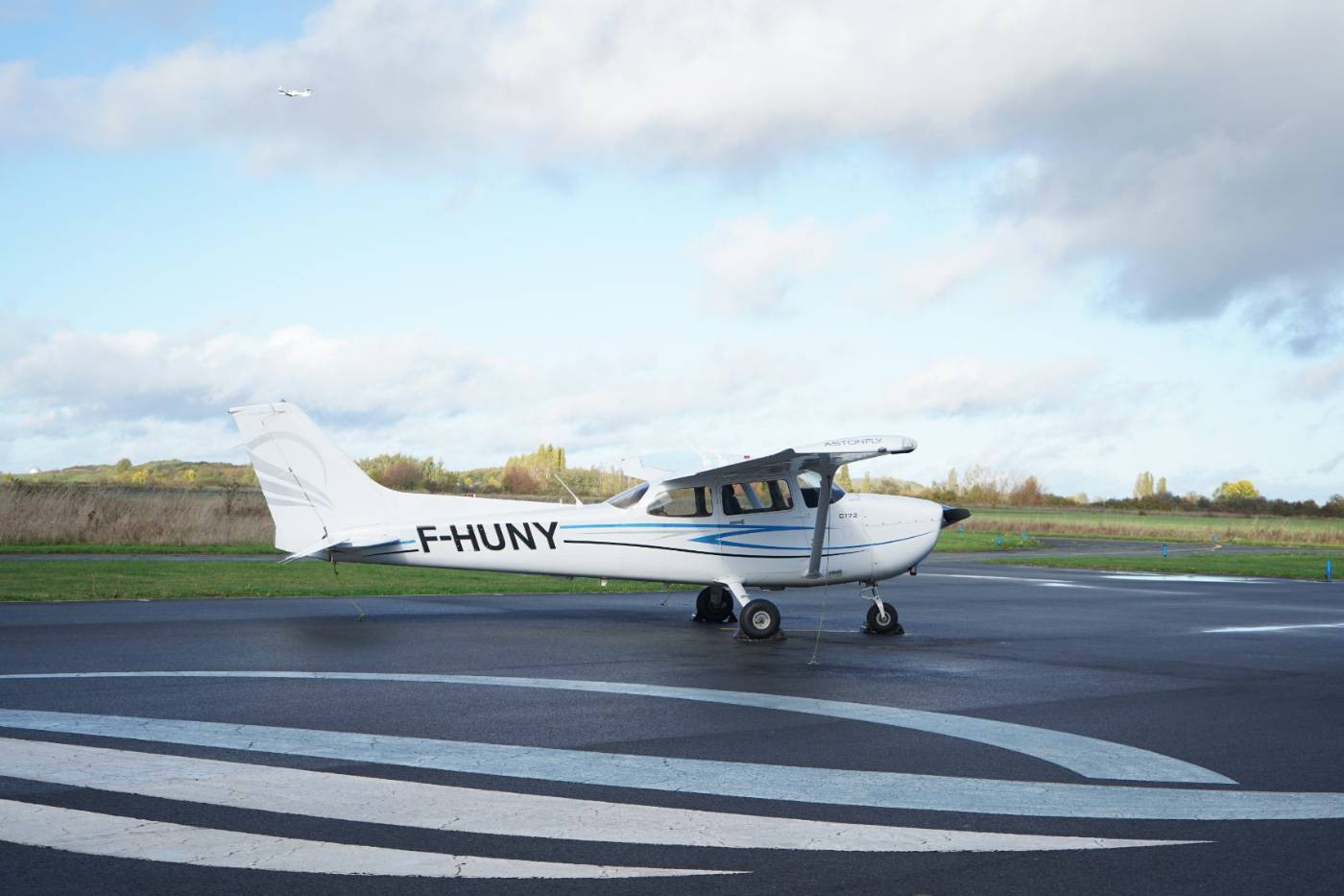 Cessna 172S de la flotte école Astonfly sur le tarmac
