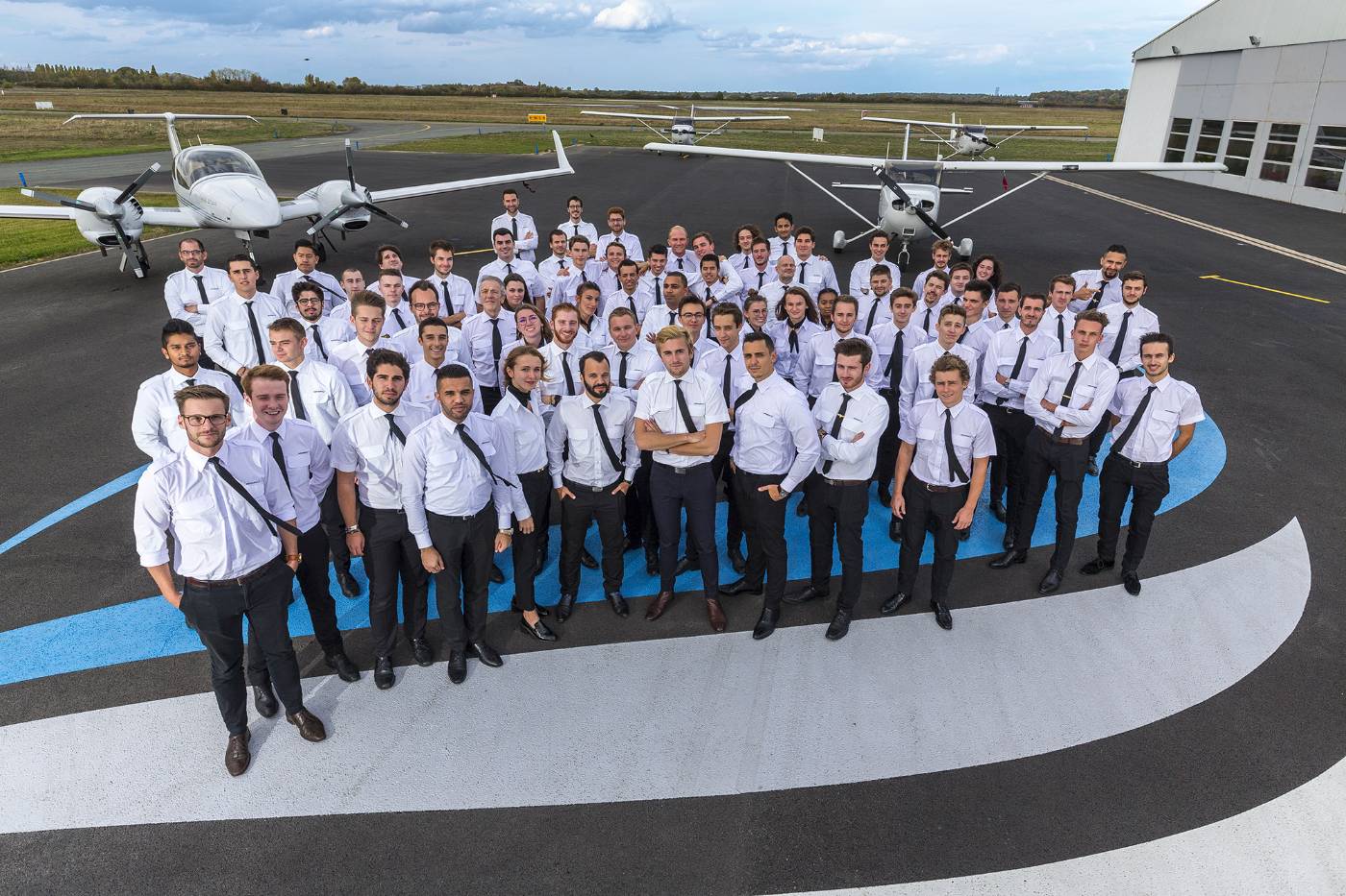 Promotion d’élèves pilotes Astonfly sur le tarmac